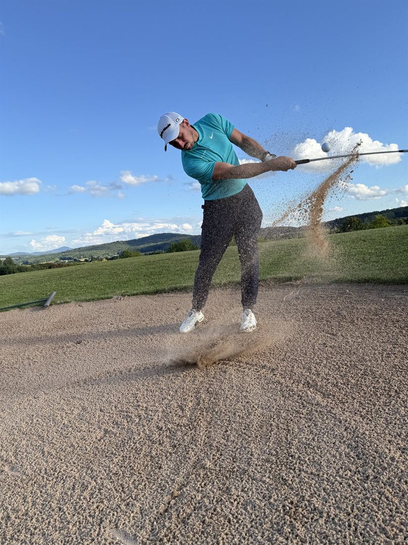 Marco beim Bunkerschlag auf dem Golfplatz