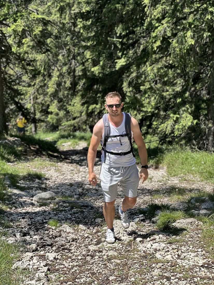 Marco beim Wandern im Wald